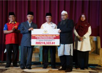 MAJLIS penyampaian sumbangan oleh Yayasan Waqaf Malaysia kepada Gabungan Persatuan Institusi Tahfiz Al-Quran Kebangsaan.