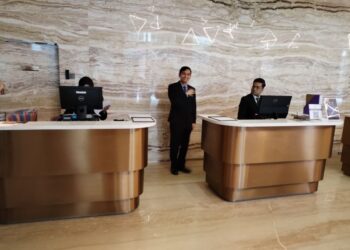 KAKITANGAN Hotel AMES, Ayer Keroh, Melaka bertugas seperti biasa walaupun IPU mencatat bacaan tidak sihat melebihi 100 sejak kebelakangan ini. - UTUSAN/AMRAN MULUP