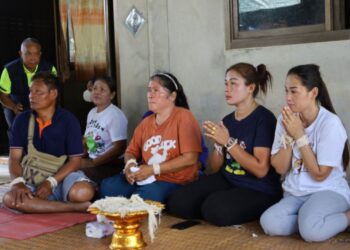 IBU dan ahli keluarga merayu kerajaan Thailand membawa pulang mayat Phongphat yang terbunuh dalam serangan mortar di selatan Israel. - AGENSI