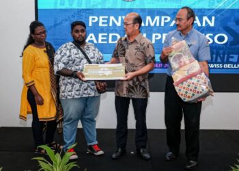 M. Muralitaran menerima replika cek disampaikan Ngwe Hee Sem pada Program Perkeso Mendekati Media dan Inisiatif SPS Padanan Caruman di sebuah hotel di Jalan Hang Tuah, Melaka. - UTUSAN/SYAFEEQ AHMAD