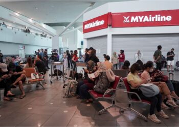 SEBAHAGIAN penumpang yang terkandas akibat operasi penerbangan MYAirline ditutup serta merta ketika tinjauan di Lapangan Terbang Antarabangsa Kuala Lumpur 2 (Terminal 2) di Sepang, semalam. 
– UTUSAN/ FAISOL MUSTAFA