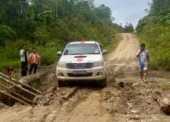 KEADAAN jalan yang mencabar di Long Pasia, Sipitang