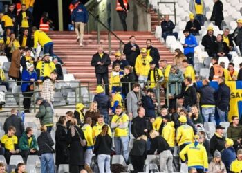 SEBAHAGIAN penyokong Sweden yang keresahan ekoran insiden tembakan yang berlaku tidak jauh dari stadium.
