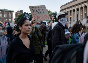 PELAJAR menyertai perhimpunan menyokong Palestin di universiti di New York.-AFP
