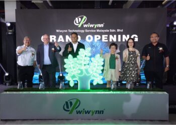 MOHD. FAHMI SALAM (tiga dari kiri) bersama Emily Hong (tiga kanan) menyempurnakan Majlis Perasmian Wiwynn Malaysia di Senai Airport City, Kulai.