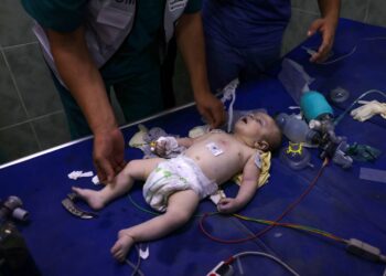 PASUKAN perubatan merawat seorang bayi yang cedera akibat serangan tentera Israel di Rafah, selatan Semenanjung Gaza. - AFP