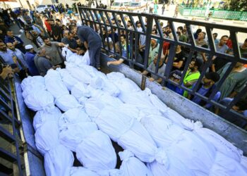SEBUAH lori membawa sejumlah jenazah rakyat Palestin yang syahid akibat terkena bedilan tentera Israel di Deir al-Balah, Semenanjung Gaza. - AFP