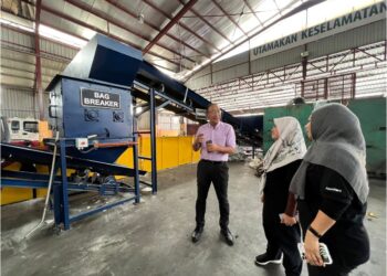 NAZAR Abdul Raof memberi taklimat mengenai operasi kitar semula yang dijalankan oleh AFES.