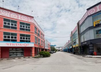 KEADAAN di pusat perniagaan SIBC Seri Iskandar dekat Parit yang lengang berikutan kekurangan pelanggan.
