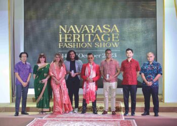 KHAIRUL Firdaus Akbar Khan (dua dari kanan), Bkay Nair (tiga dari kiri) bersama pemenang anugerah serta orang kenamaan yang memeriahkan pertunjukan fesyen Warisan Navarasa baru-baru ini.