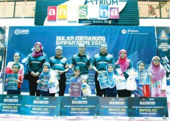 AHMAD Dasuki Abdul Majid (tengah) bergambar bersama pemenang Pertandingan Mewarna Simpan SSPN.