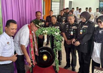 SAIFUDDIN Nasution Ismail (dua kiri) bersama Ketua Pengarah Penjara, Datuk Nordin Muhamad (tiga kiri) semasa perasmian rumah perantaraan di Tuaran hari ini