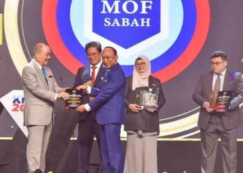 AZAM Baki (tiga kiri) menyaksikan penyampaian Sijil Apresiasi Penambahbaikan Tata Kelola Agensi oleh Hajiji Noor (dua kiri) kepada Setiausaha Tetap Kementerian Kewangan Sabah, Datuk Mohd. Sofian Alfian Nair (tiga kanan) di Kota Kinabalu semalam