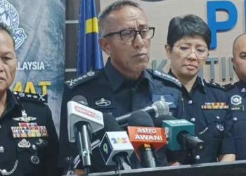 MOHD Azman Ahmad Sapri (dua dari kiri) bercakap dalam sidang akhbar berhubung PRK Dun Jepak, di Kuching hari ini