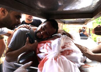 SEORANG lelaki Palestin menangisi jenazah keluarganya yang terkorban akibat serangan udara tentera Zionis di Khan Yunis, selatan Semenanjung Gaza. - AFP