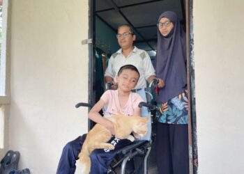 NAIRA MAHDEEYA Nor Afratsim memegang kucing peliharannya sambil diperhatikan Mastura Dahan dan Nor Afratsim Hashim di rumah mereka di Kampung Ramuan China, Alor Gajah, Melaka.