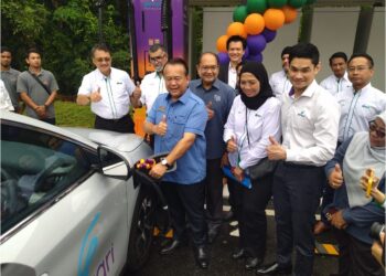 ALEXANDER Nanta Linggi melancarkan kemudahan stesen pengecas kenderaan elektrik di Lebuhraya Utara-Selatan di Hentian Sebelah Behrang Arah Utara, semalam.