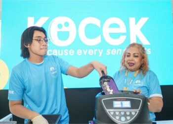 KAKITANGAN Pertama Digital menunjukkan penggunaan KOCEK yang dilancarkan semalam. – UTUSAN/ MOHD FARIZWAN HASBULLA