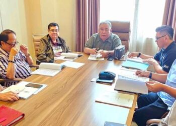 MOHD. Nazri Abdullah (tengah) mempengerusikan Mesyuarat Agung Tahunan PPN Sabah baru-baru ini.