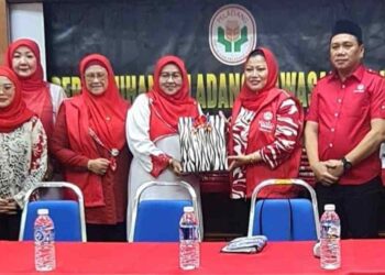 NORAINI Idris (tiga kanan) menerima cenderamata daripada Ketua Wanita UMNO Bahagian Kinabatangan, Aminah Johan semasa program Jelajah Wanita UMNO Sabah di Kinabatangan baru-baru ini.