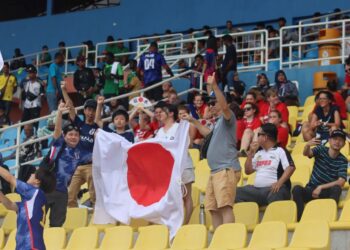 SEBAHAGIAN penyokong Jepun yang hadir di stadium pada final Kejohanan Bola Sepak Pekak Dunia, 
baru-baru ini. – IHSAN PENULIS