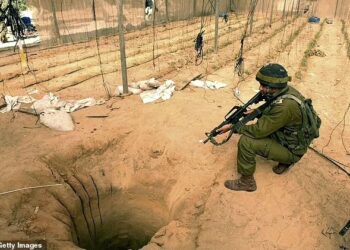 ANGGOTA IDF memeriksa sebuah terowong di Gaza. - AGENSI