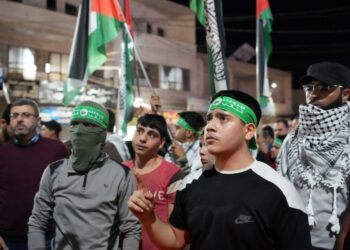 PENUNJUK perasaan membawa bendera Palestin ketika menyertai perhimpunan anti-Israel di bandar Atme di wilayah Idlib, Syria.-AFP
