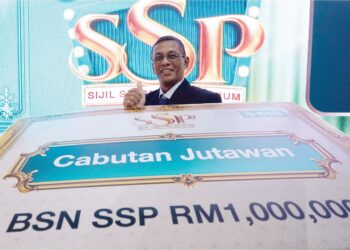 ROSLI Omar bersama replika cek kemenangan selepas dinobatkan sebagai pemenang Cabutan Jutawan Bank Simpanan Nasional Sijil Simpanan Premium bagi bulan September 2023. – UTUSAN/FAUZI BAHARUDIN