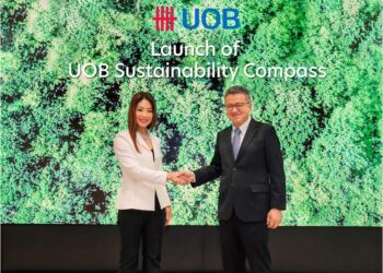 NG Wei Wei bersalaman dengan Timbalan Menteri Pelaburan, Perdagangan dan Industri, Liew Chin Tong selepas pelancaran Jom Transform - Sustainability Accelerator Programme (JT-SAP).