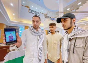 ADNAN Madi (kiri) bersama rakan-rakan mengenang pemergian Sulaiman J. S. Abuanza ketika belajar di Universiti Antarabangsa Albukhary di Alor Setar, Kedah. – UTUSAN/ SHAHIR NOORDIN