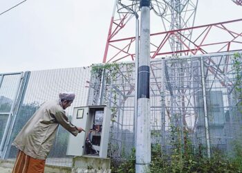 AHMAD Sabri Yusuf menunjukkan kotak suis menara telekomunikasi yang rosak akibat diceroboh pihak tidak bertanggungjawab di Kampung Sungkup, Bukit Selambau di Sungai Petani.