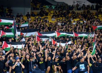 BENDERA Palestin dikibar oleh Ultras Malaya ketika hadir memberikan sokongan kepada pasukan Malaysia menentang pasukan Tajikistan pada final Pestabola Merdeka 2023 di Stadium Nasional Bukit Jalil, malam semalam. UTUSAN/SYAKIR RADIN