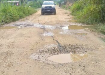 KEADAAN jalan tanah merah ke Kampung Keramatoi, Sook di Nabawan.