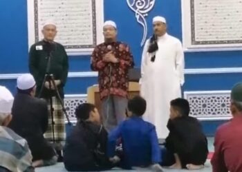 TANGKAP layar rakaman video yang tular di media sosial menunjukkan Mohd. Kazim Elias sedang menyampaikan ucapan di sebuah masjid di Bayan Lepas, Pulau Pinang semalam.