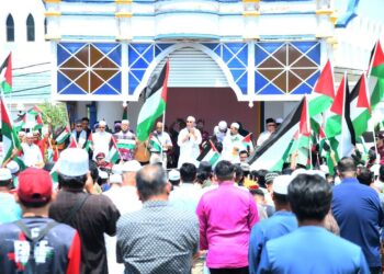 LEBIH 1,000 umat Islam berkumpul 
pada Himpunan Aman Solidariti Bersama Rakyat Palestin di pekarangan Masjid Alwi, Kangar, Perlis hari ini.-UTUSAN/IZLIZAN OTHMAN