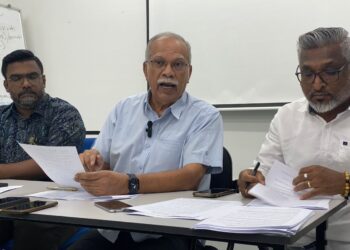 P. RAMASAMY (tengah) dalam sidang akhbar mengenai kontroversi penjualan tanah PDC di Perai, Pulau Pinang hari ini.