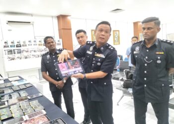 KAMARUL Rizal Jenal menunjukkan laman sesawang yang mempromosi serta mengiklan aktiviti pelacuran yang mensasarkan pelanggan di Australia yang masih aktif dalam sidang akhbar di IPD Barat Daya, Balik Pulau, Pulau Pinang hari ini.