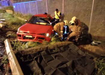 ANGGOTA bomba membawa keluar mangsa yang menaiki kereta Proton Wira dalam kemalangan di Taman Pinggiran Putra, Seri Kembangan, Serdang, Selangor, hari ini.