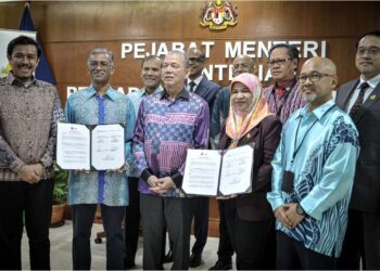 FADILLAH Yusof ketika Sesi Merestui Memorandum (MoU) antara Pengerusi MPOCC, Datuk Dr. Suzana Idayu Wati Osman (dua, kanan) dan Ketua Halal Development Corporation (HDC), Zamulud Awang Kechik (dua, kiri) di kementerianya, hari ini. - UTUSAN/FAIZ ALIF ZUBIR