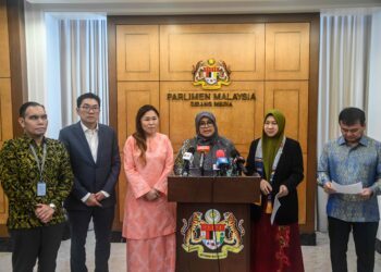 MAS Ermieyati Samsudin dan sebahagian anggota Jawatankuasa Kira-Kira Wang Negara dalam sidang akhbar di lobi Parlimen semalam. – JABATAN PENERANGAN