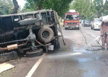 KENDERAAN pacuan empat roda yang dipandu mangsa terbalik selepas merempuh pokok dalam kejadian di Jalan Gaya, Lawas pada tengah hari tadi.