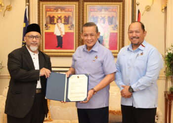 AMINUDDIN Harun (tengah) menyerahkan surat pelantikan sebagai Mufti Negeri Sembilan kepada Faudzinaim Badaruddin (kiri) dan disaksikan oleh oleh Setiausaha Kerajaan Negeri Sembilan, datuk Mohd. Zafir Ibrahim.-GAMBAR/PEJABAT MENTERI BESAR NEGERI SEMBILAN