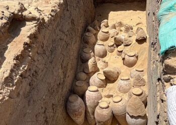 PULUHAN balang wain ditemukan berhampiran makam Meret-Neith di Abydos, Mesir.-AGENSI
