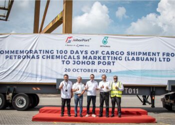 MD. Derick Basir (tengah) diiringi Ketua Bekalan & Pengedaran PCML, Hisham Mohamad (kanan) dan Ketua Keberkesanan Organisasi PCML, Mohamad Indrazulkarnain Salleh bersama-sama Pengurusan Kanan Johor Port semasa majlis sambutan.