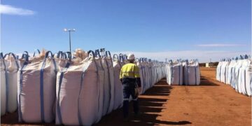 PEKERJA Lynas sedang memeriksa unsur nadir bumi yang hendak dihantar ke Malaysia pada 23 Ogos 2019. – GAMBAR HIASAN