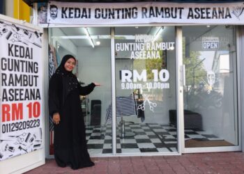 IZRA Faiqah Nokman bertanggungjawab menyelia dua kedai gunting rambut milik bapanya, Nokman Mat Alip yang menawarkan harga rahmah serendah RM10. - UTUSAN/MUHAMMAD SHAHIZAM TAZALI