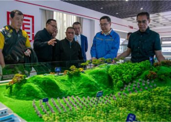 SAARANI Mohamad (tengah) diiringi Ketua Pegawai Eksekutif MB Inc., Anuar Zainal Abidin (dua kiri) mendengar penerangan oleh Pengarah Urusan CREG (Guangxi) Rare Earth Co. Ltd, Mr. Zhang Xinguang (dua kanan) mengenai model pemuliharaan tapak aktiviti pengasingan unsur nadir bumi ketika lawatan delegasi kerajaan negeri Perak ke kilang CREG di Nanning, China semalam. - UTUSAN/IHSAN PEJABAT MB PERAK