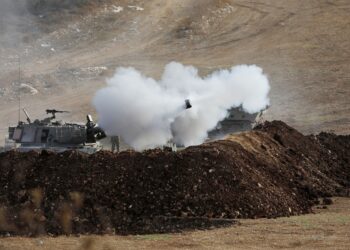 TENTERA Israel melancarkan artileri ke arah selatan Lubnan dari kawasan sempadan di utara Israel pada 9 Oktober lalu. - AFP