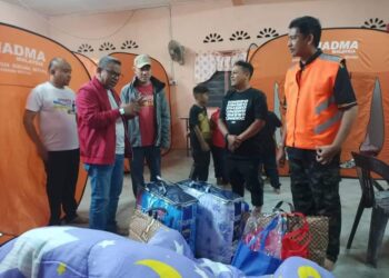 RASHIDI Zinol (dua dari kiri)  meluangkan masa meninjau keadaan mangsa ribut yang ditempatkan di PPS Dewan Masyarakat Kampung Tanah Kebun, Nibong Tebal, Pulau Pinang malam tadi.