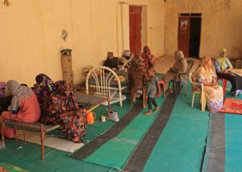 WANITA dan kanak-kanak yang kehilangan kediaman akibat konflik berlindung di sebuah masjid di bandar Wadi Halfa, sempadan utara Sudan. - AFP